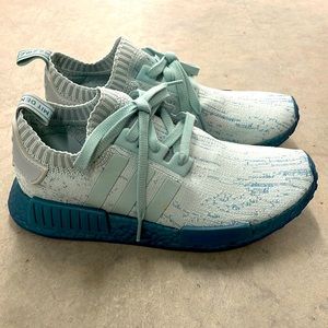 Adidas sneaker athletic shoe 9.5